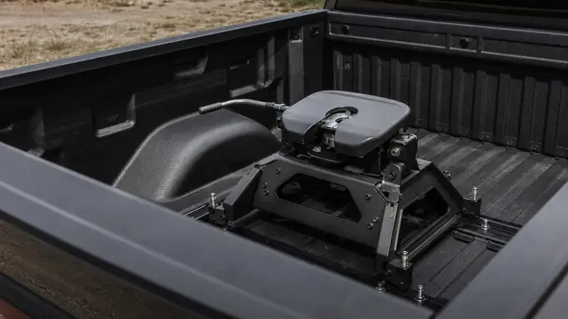 A fifth-wheel hitch mounted in a pickup bed